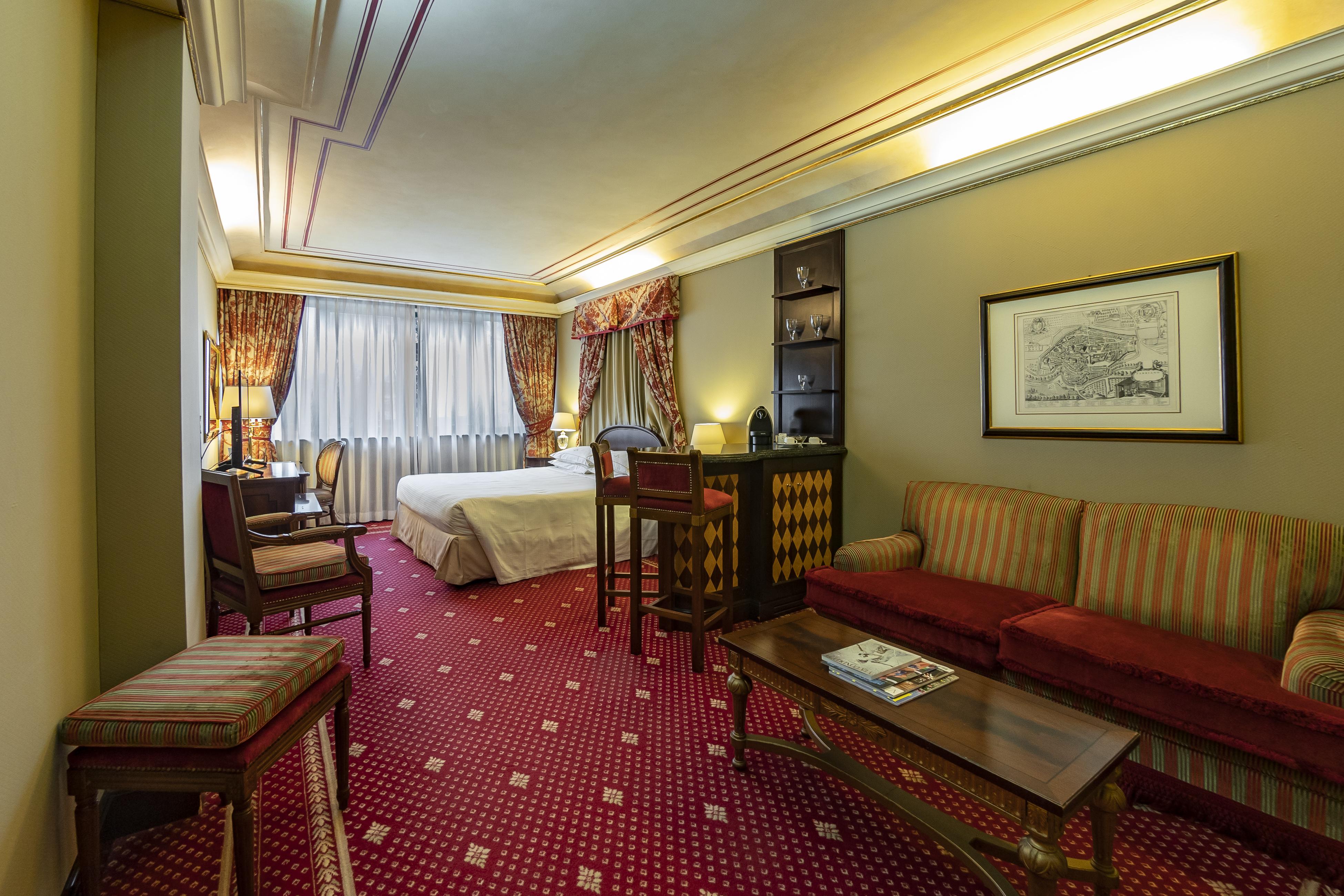 River Chateau Hotel 4*